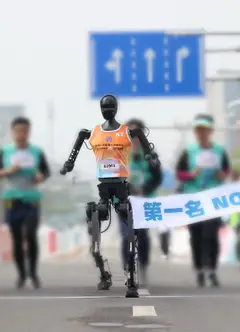 机器人参加北京亦庄半程马拉松比赛